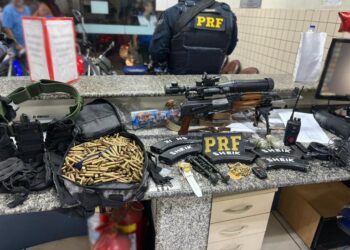 PRF prende homem com mandados de prisão em carro roubado e apreende aparato bélico na Via Dutra