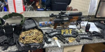 PRF prende homem com mandados de prisão em carro roubado e apreende aparato bélico na Via Dutra