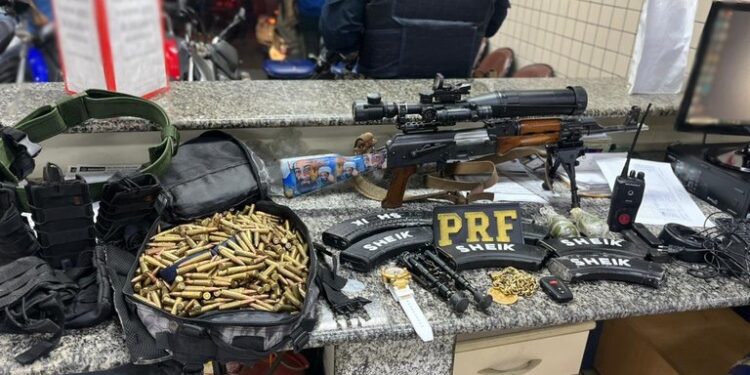 PRF prende homem com mandados de prisão em carro roubado e apreende aparato bélico na Via Dutra