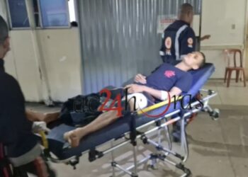 Criminosos em veículo passam atirando e ferem homem no bairro Belo Jardim