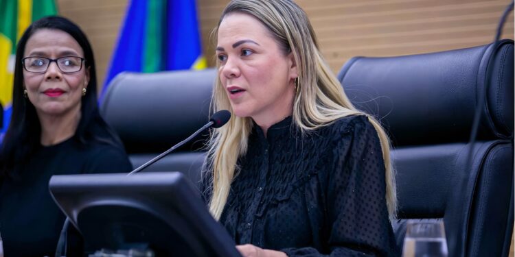 Falta de regulamentação impede emissão da Carteira da Fibromialgia, aponta Cláudia de Jesus