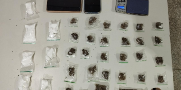 PM APREENDE DROGAS E PRENDE SUSPEITO POR TRÁFICO DURANTE AÇÃO POLICIAL