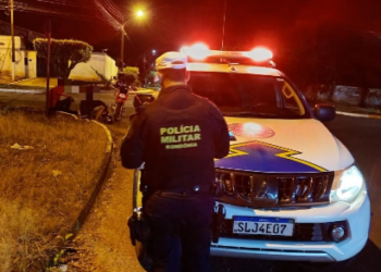 POLÍCIA MILITAR APREENDE ENTORPECENTE E CONDUZ ENVOLVIDOS DURANTE FISCALIZAÇÃO DE TRÂNSITO