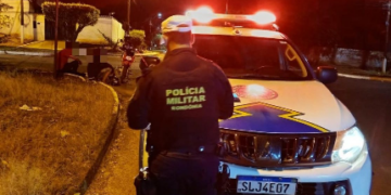 POLÍCIA MILITAR APREENDE ENTORPECENTE E CONDUZ ENVOLVIDOS DURANTE FISCALIZAÇÃO DE TRÂNSITO
