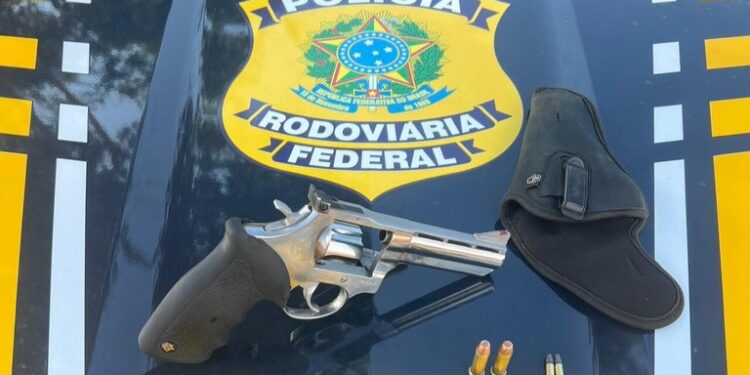 PRF em Rondônia prende motorista por posse irregular de arma de fogo em Vilhena