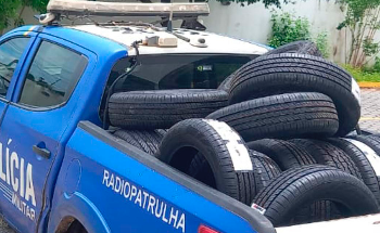 POLÍCIA MILITAR RECUPERA 33 PNEUS FURTADOS E PRENDE SUSPEITOS DE ENVOLVIMENTO EM ORGANIZAÇÃO CRIMINOSA