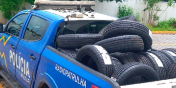 POLÍCIA MILITAR RECUPERA 33 PNEUS FURTADOS E PRENDE SUSPEITOS DE ENVOLVIMENTO EM ORGANIZAÇÃO CRIMINOSA