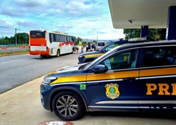 PRF flagra motorista com CNH provisória para moto dirigindo ônibus com quase 50 pessoas em Vitória da Conquista (BA)