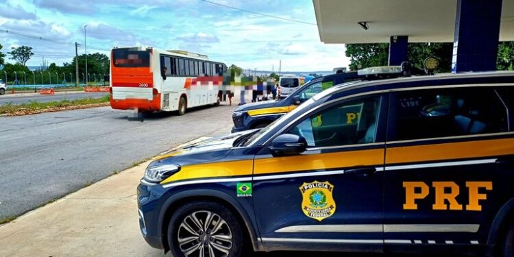 PRF flagra motorista com CNH provisória para moto dirigindo ônibus com quase 50 pessoas em Vitória da Conquista (BA)