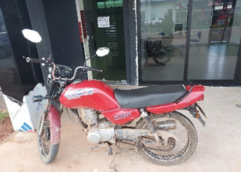 POLÍCIA MILITAR APREENDE MOTOCICLETA SUSPEITA DE ENVOLVIMENTO EM ROUBOS E ENCAMINHA CONDUTOR À DELEGACIA