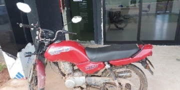 POLÍCIA MILITAR APREENDE MOTOCICLETA SUSPEITA DE ENVOLVIMENTO EM ROUBOS E ENCAMINHA CONDUTOR À DELEGACIA