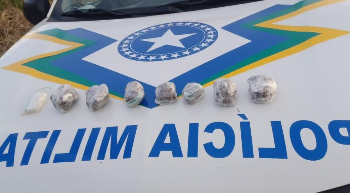 POLÍCIA MILITAR APREENDE DROGA ESCONDIDA EM ÁREA RURAL DURANTE PATRULHAMENTO PREVENTIVO