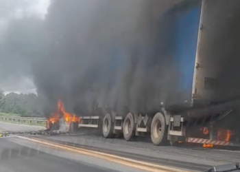 Carreta da Ambev carregada com bebida pega fogo na BR 364 na “Curva da Morte”