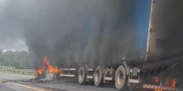 Carreta da Ambev carregada com bebida pega fogo na BR 364 na “Curva da Morte”