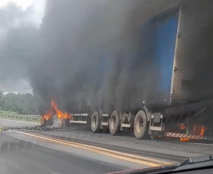 Carreta da Ambev carregada com bebida pega fogo na BR 364 na “Curva da Morte”