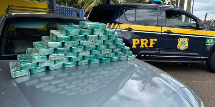 Polícia Rodoviária Federal apreende mais de 50 KG cocaína escondidos em fundo falso de veículo em Lins