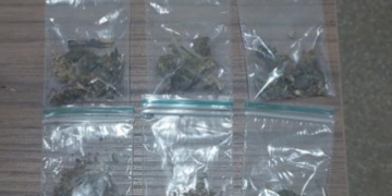 PMRO CONDUZ CINCO PESSOAS POR COMÉRCIO DE ENTORPECENTES APÓS ABORDAGEM EM VILHENA