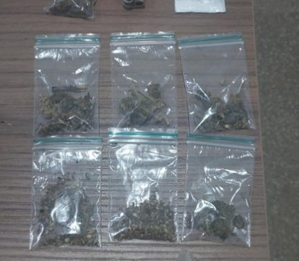 PMRO CONDUZ CINCO PESSOAS POR COMÉRCIO DE ENTORPECENTES APÓS ABORDAGEM EM VILHENA