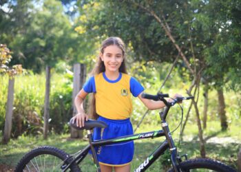 Mãe destaca avanço no aprendizado da filha e conquista de bicicleta