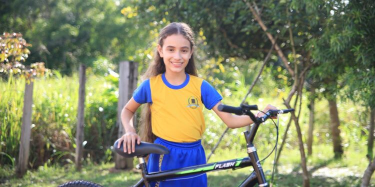 Mãe destaca avanço no aprendizado da filha e conquista de bicicleta