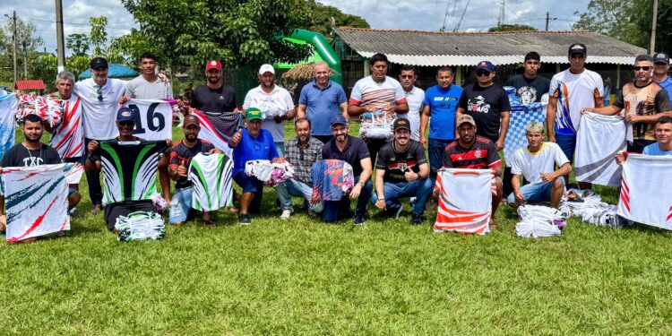 Ezequiel Neiva entrega uniformes para 26 equipes que disputarão a 4ª Taça Vila Marcão, em Alta Floresta