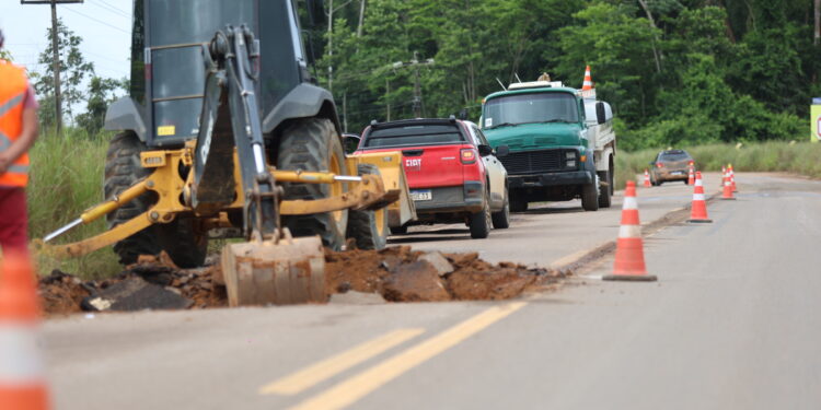 Após solicitação de Pedro Fernandes, BR-421 começa a receber manutenção