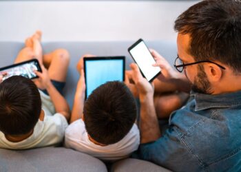 Uso excessivo de telas e os impactos na saúde física e mental são orientados pela Sesau