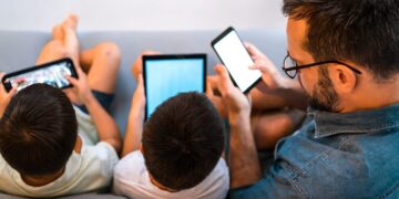 Uso excessivo de telas e os impactos na saúde física e mental são orientados pela Sesau