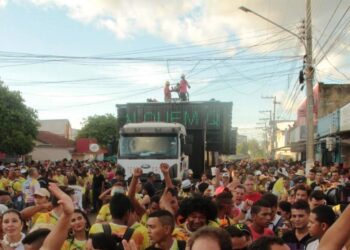 Corpo de Bombeiros reforça proteção dos foliões e explica sobre trios elétricos parados durante chuva