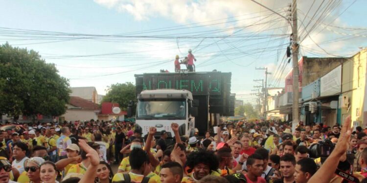 Corpo de Bombeiros reforça proteção dos foliões e explica sobre trios elétricos parados durante chuva