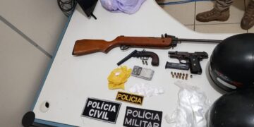 Operação conjunta prende dois suspeitos ligados a facção criminosa e apreende armas e drogas em Urupá