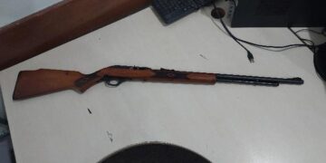 Homem com mandado de prisão é detido e rifle com munições é apreendido pela PM em Porto Velho