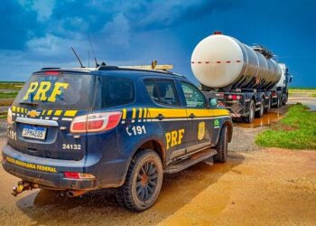 PRF apreende quase meia tonelada de pasta base de cocaína em caminhão-tanque na BR-364