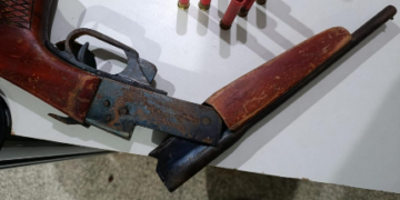 PASSAGEIRO É PRESO EM FLAGRANTE POR PORTE ILEGAL DE ARMAS DURANTE FISCALIZAÇÃO AMBIENTAL EM RIO CRESPO