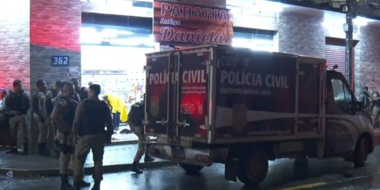 Adolescente mata ex-namorada de 16 anos e cliente após discussão por ciúmes em padaria