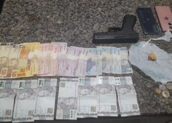 POLÍCIA MILITAR IDENTIFICA PONTO DE TRÁFICO E APREENDE ENTORPECENTE E DINHEIRO EM CACOAL