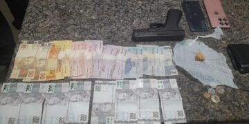 POLÍCIA MILITAR IDENTIFICA PONTO DE TRÁFICO E APREENDE ENTORPECENTE E DINHEIRO EM CACOAL