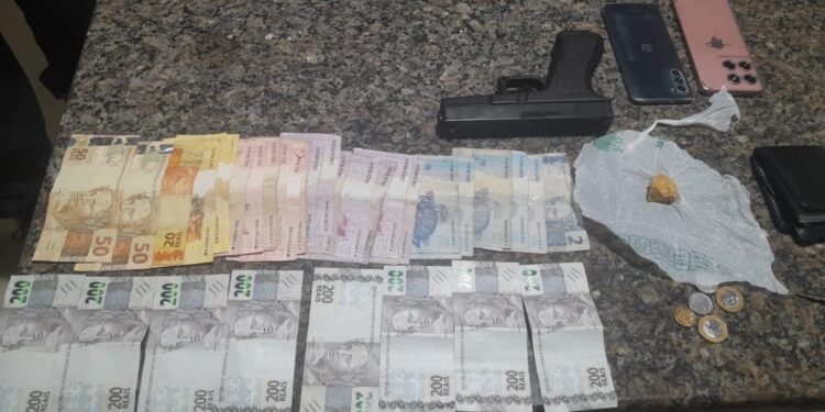 POLÍCIA MILITAR IDENTIFICA PONTO DE TRÁFICO E APREENDE ENTORPECENTE E DINHEIRO EM CACOAL