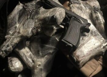 PF intercepta arsenal com 20 pistolas em ônibus na Via Dutra/RJ