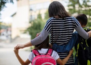 Quando quem sofre é o adulto: por que a despedida no portão da escola dói mais nos pais do que nos filhos