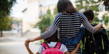 Quando quem sofre é o adulto: por que a despedida no portão da escola dói mais nos pais do que nos filhos