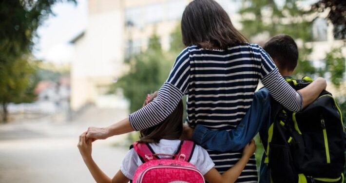 Quando quem sofre é o adulto: por que a despedida no portão da escola dói mais nos pais do que nos filhos