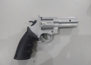 PMRO AGE RÁPIDO EM VILHENA E PRENDE QUATRO PESSOAS APÓS ASSALTO EM BARBEARIA