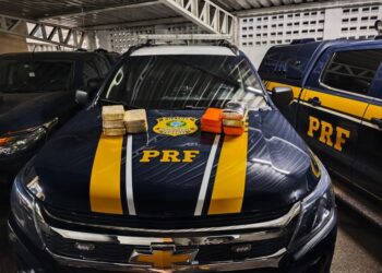 PRF apreende 10 kg de cocaína escondidos em fundo falso de veículo na BR-364, no Bujari/AC