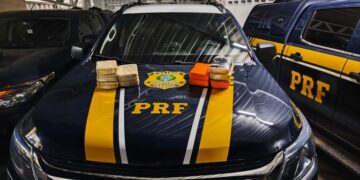 PRF apreende 10 kg de cocaína escondidos em fundo falso de veículo na BR-364, no Bujari/AC