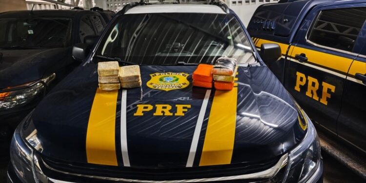 PRF apreende 10 kg de cocaína escondidos em fundo falso de veículo na BR-364, no Bujari/AC
