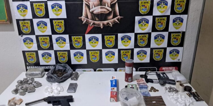 AÇÃO RÁPIDA DA POLÍCIA MILITAR FRUSTRA TRÁFICO E APREENDE DROGAS, SIMULACRO E ARMA ADAPTADA EM JACI-PARANÁ