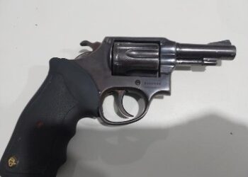 POLÍCIA MILITAR PRENDE HOMEM ACUSADO DE ATIRAR CONTRA MULHER EM APARTAMENTO NA CAPITAL