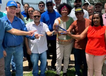 Governador Jorge Teixeira recebe ambulância , assegurada pela deputada federal Sílvia Cristina