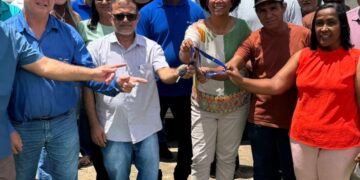 Governador Jorge Teixeira recebe ambulância , assegurada pela deputada federal Sílvia Cristina